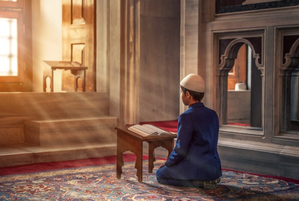 Dini sözler, Allah’a olan inancı pekiştirdiği gibi insanlara da doğru yolda kalmaları gerektiğini hatırlatır. 