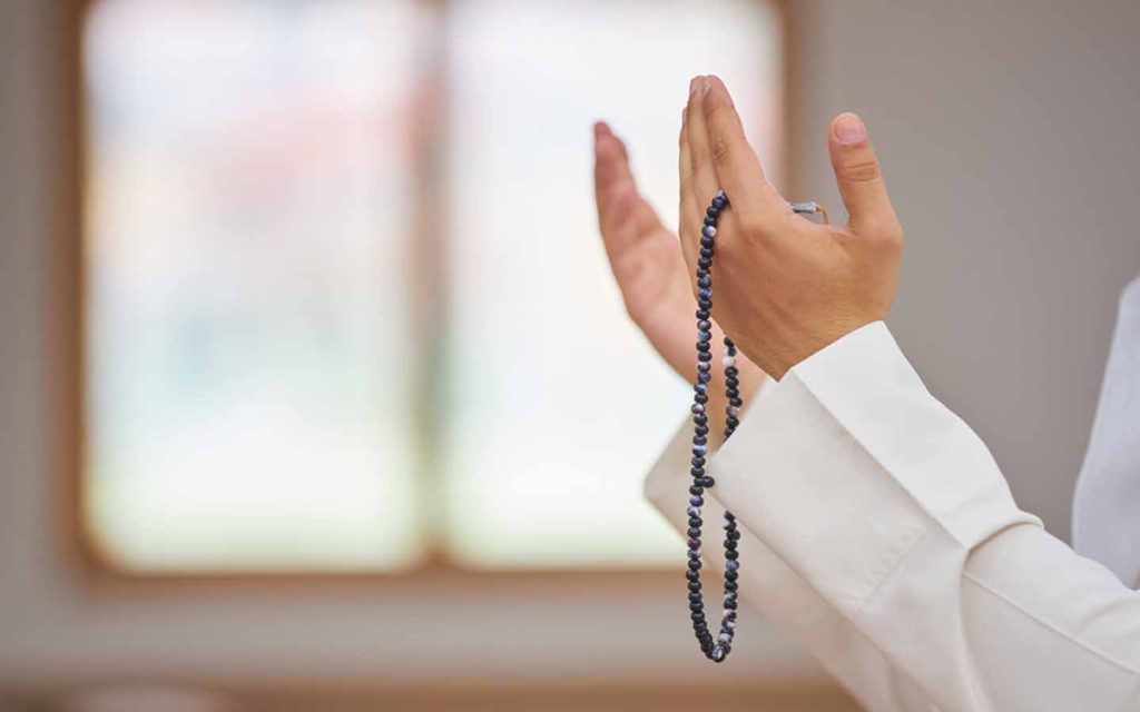 Dini sözler, Allah’a olan inancı pekiştirdiği gibi insanlara da doğru yolda kalmaları gerektiğini hatırlatır. 